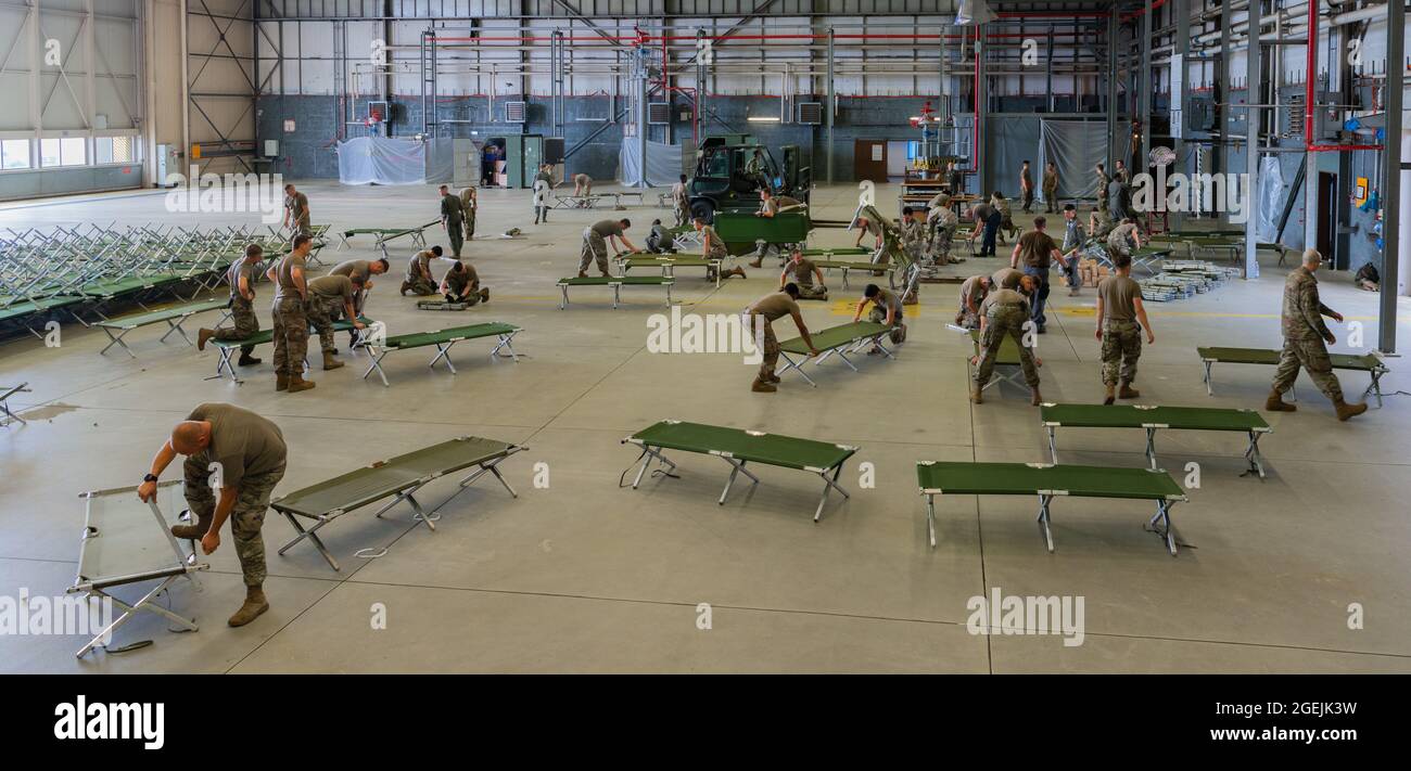 US Air Force Airmen, die der Ramstein Air Base zugewiesen wurden, haben in einem Hangar auf der Ramstein Air Base, Deutschland, am 19. August 2021 Kinderbetten aufgestellt. Der Luftwaffenstützpunkt Ramstein stellt im Rahmen der Operation Allies Refuge in den nächsten Wochen sichere, temporäre Unterkünfte für qualifizierte Evakuierte aus Afghanistan bereit. Die Operation Allies Refuge erleichtert die schnelle und sichere Evakuierung von US-Bürgern, Visa-Antragstellern für Sondereingewanderte und anderen gefährdeten Afghanen aus Afghanistan. Qualifizierte Evakuierte werden Unterstützung erhalten, wie z. B. vorübergehende Unterbringung, Nahrung, medizinische Vorsorgeuntersuchungen und Behandlungen und mehr auf dem Ramstein Air Base während der Vorbereitung Stockfoto