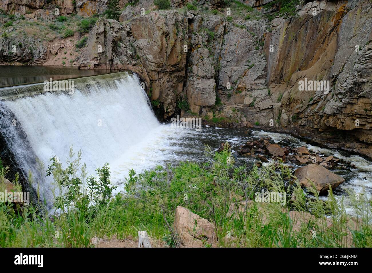 Dies ist eine Aufnahme des Button Rock Preserve Staudamms, der Landschaft und des Flusses. Stockfoto