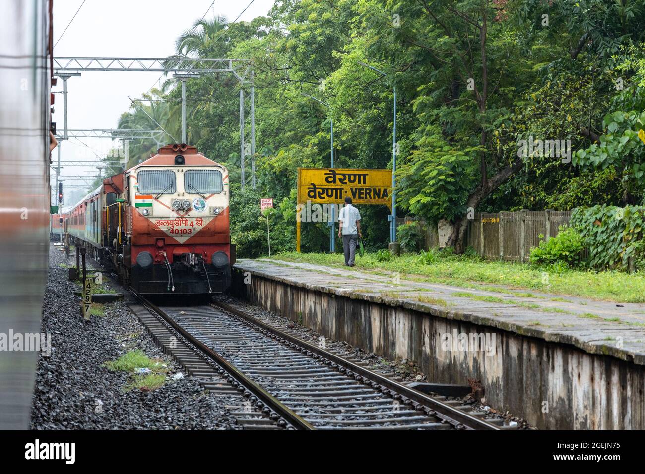 02432 Delhi Hazrat Nizamuddin - Trivandrum Central Rajdhani Spezielle Kreuzung am Bahnhof Verna auf Konkan Railway, Goa, Indien Stockfoto