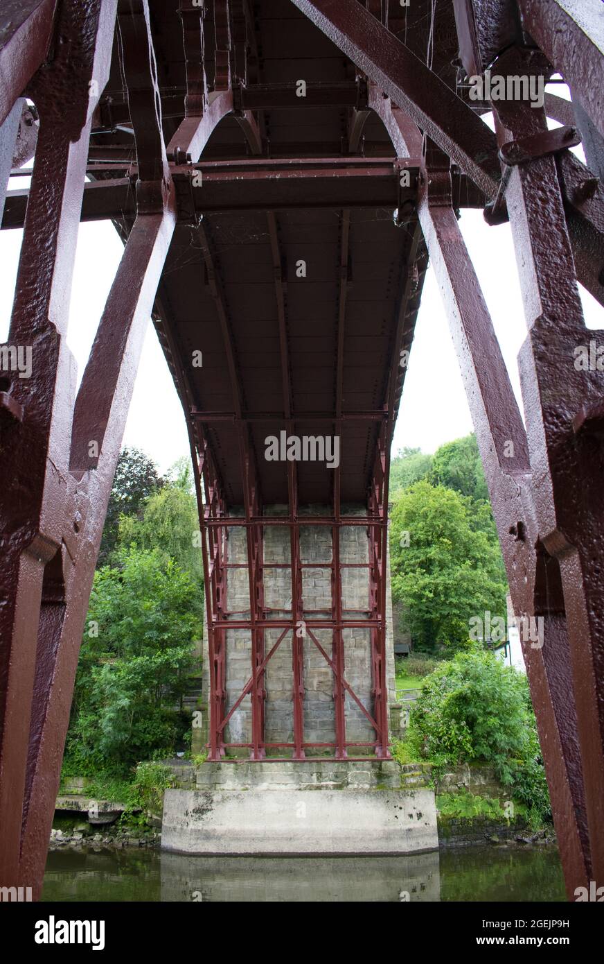 Ironbridge, England. Historisches Denkmal. Low-Angle-Ansicht.Gusseisenbrücke gebaut und entworfen von Thomas Telford, Ingenieur aus der industriellen Revolution. Stockfoto