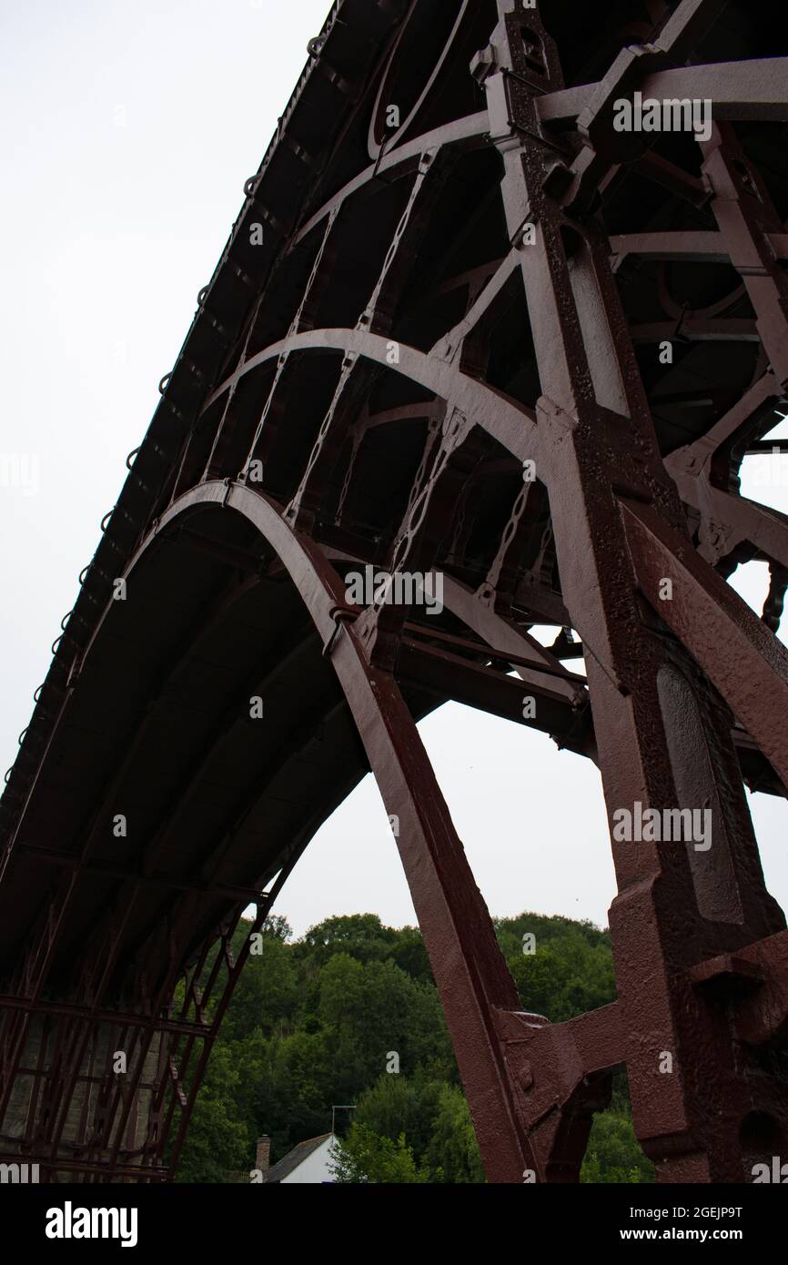 Ironbridge, England. UNESCO-Denkmal. Gusseiserne Brücke gebaut von Thomas Telford, Ingenieur, Industrielle Revolution. Dramatische Low-Angle-Ansicht. Stockfoto