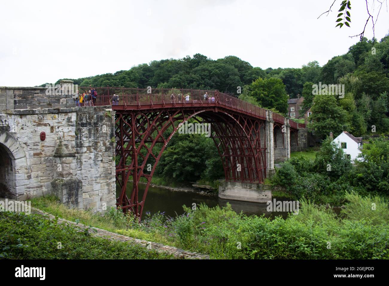 Ironbridge Gorge, Shropshire. Blick auf die historische Brücke über den Fluss Severn. Landschaftsaufnahme. Stockfoto