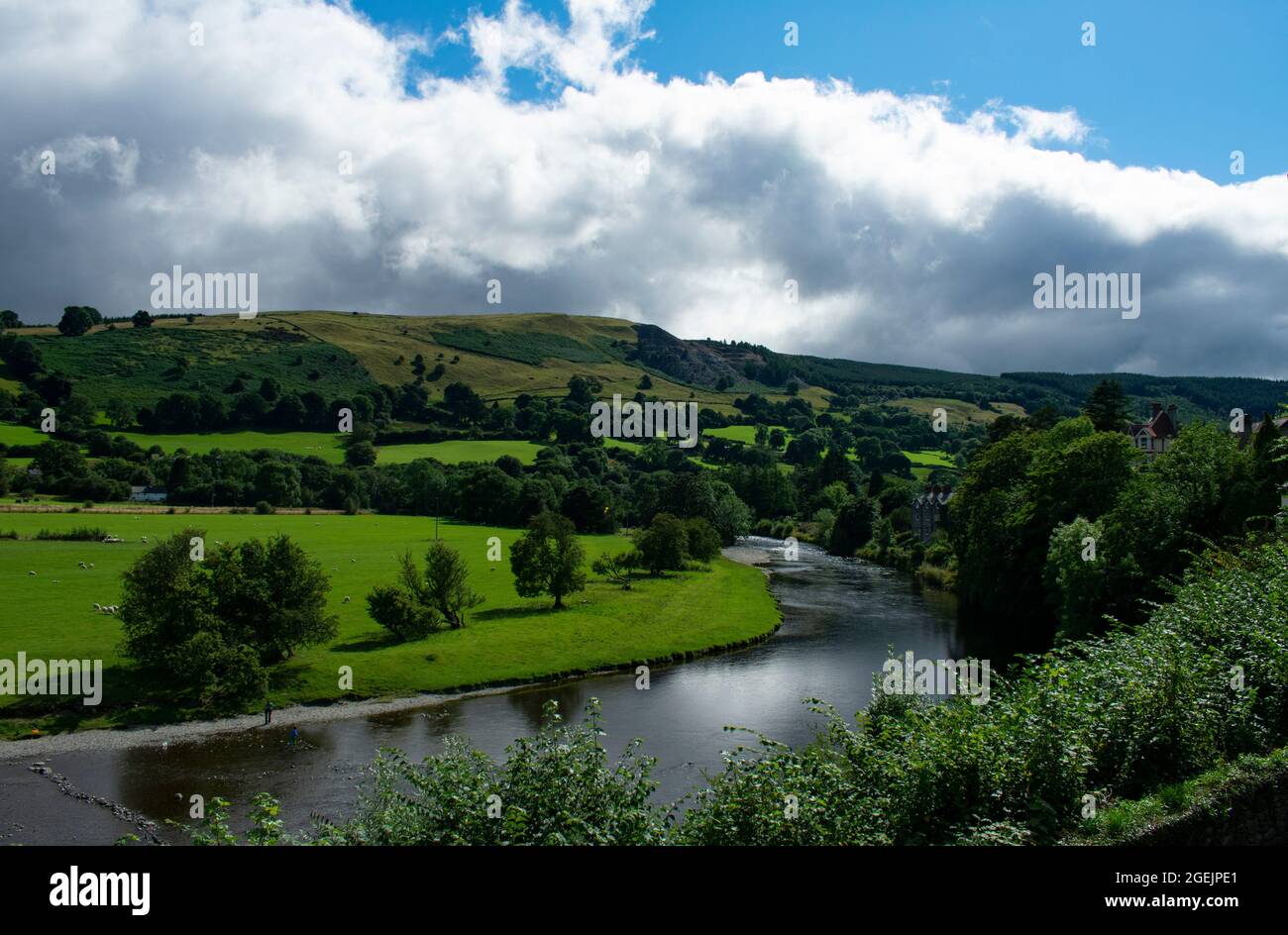 Dee River Valley, Wales. Schöne Landschaftsansicht auf idyllische Landschaft. Grüne Felder und Hügel mit dem anmutigen Fluss fließt. Walisische ländliche Szene. Stockfoto