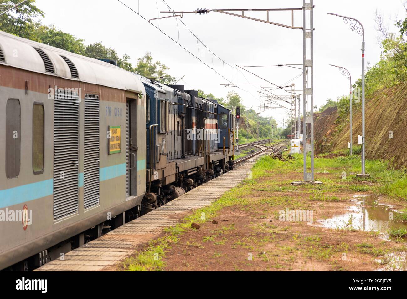 02413 Madgaon - Neu Delhi Rajdhani Special wartet auf die Überfahrt am Bahnhof der Vaibhavwadi Road auf der Konkan Railway in Maharashtra, Indien. Stockfoto