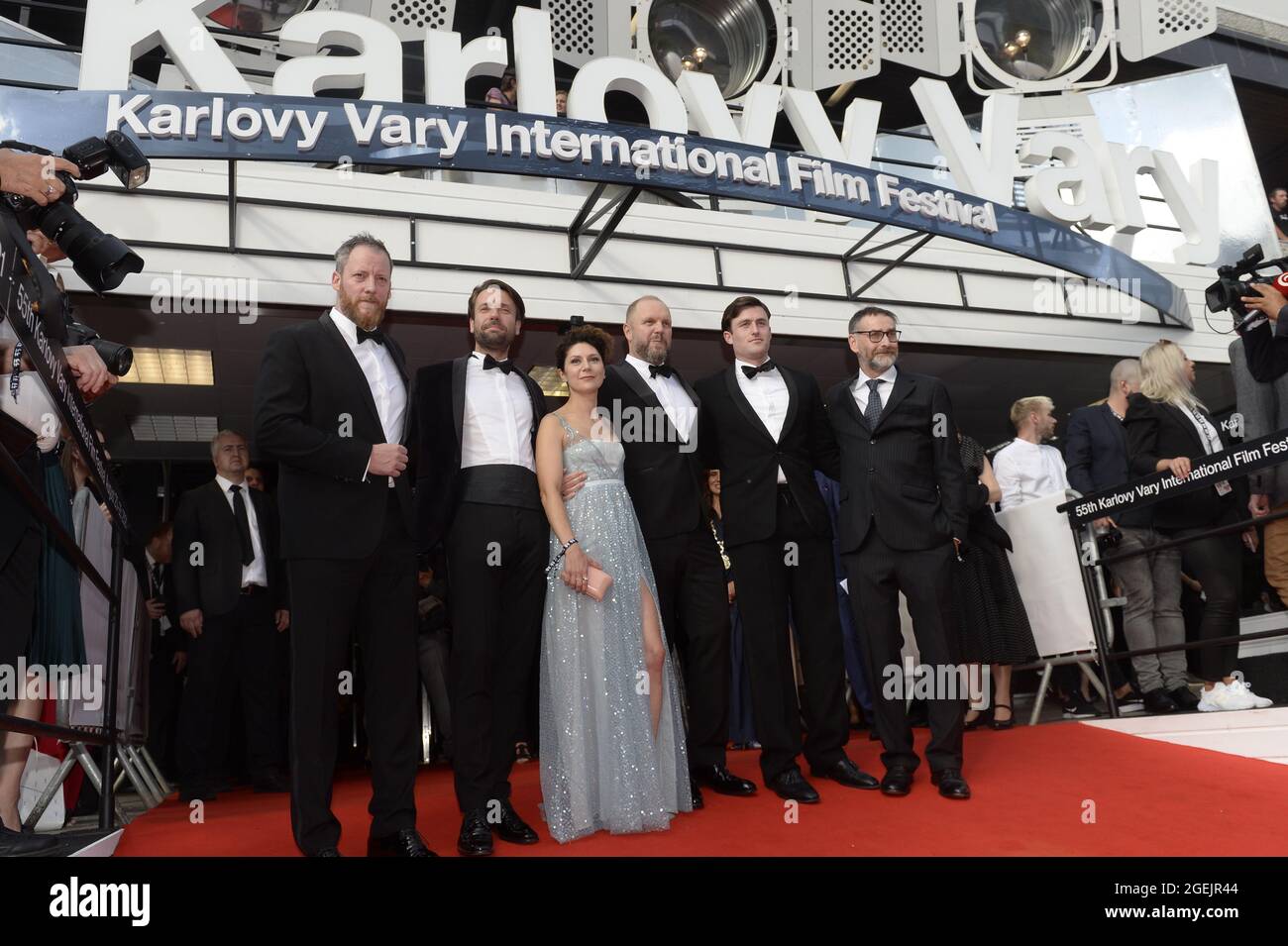 Karlsbad, Tschechische Republik. August 2021. Schauspieler des tschechischen biografischen Films über Emil Zatopek, Regie: David Ondricek, posieren für den Fotografen während des Starts der 55. Ausgabe des Karlsbader Internationalen Filmfestivals, Freitag, 20. August 2021. Das internationale Filmfestival kehrt nach zwei Jahren aufgrund einer Verzögerung durch die Coronavirus-Pandemie in das tschechische Kurbad Karlsbad zurück. Kredit: Katerina Sulova/CTK Foto/Alamy Live Nachrichten Stockfoto