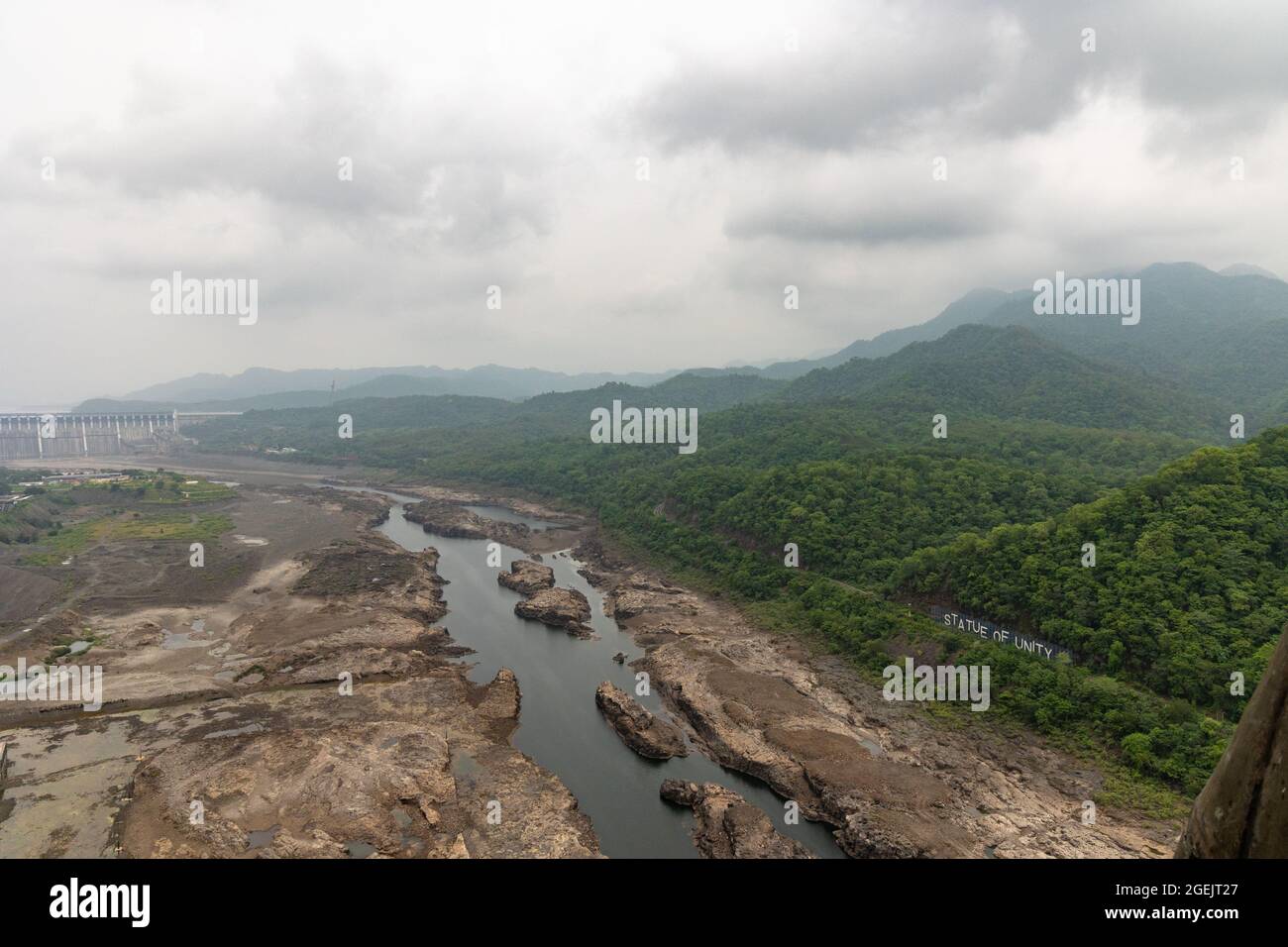 Blick auf das Narmada-Flusstal von der Zuschauergalerie auf Brusthöhe der Statue of Unity in der Kolonie Kevadiya, Narmada, Gujarat, Indien Stockfoto