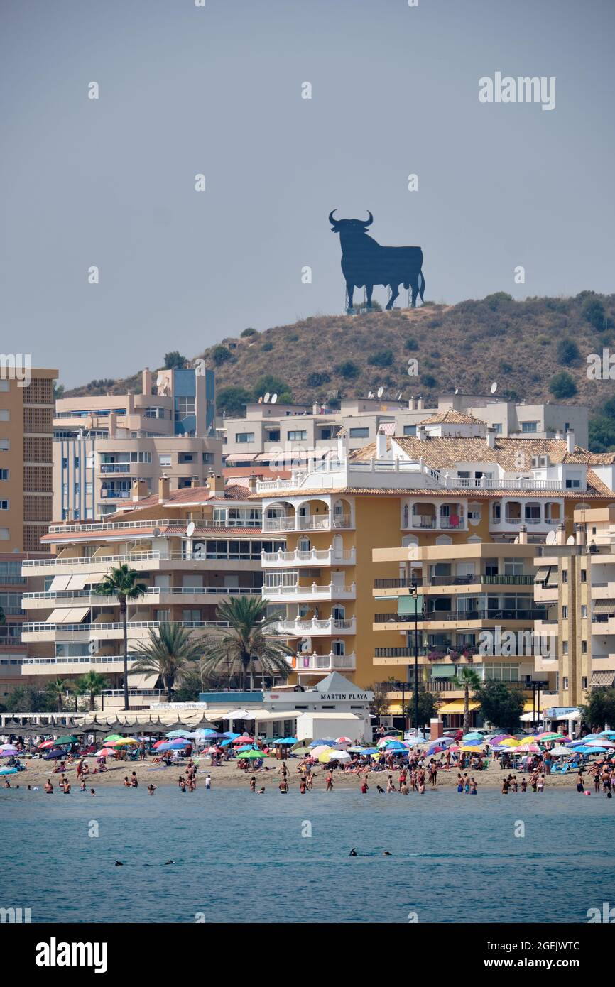 Küste von Fuengirola und der Osborne-Stier über dem Hügel. Provinz Malaga, Andalusien, Spanien. Stockfoto