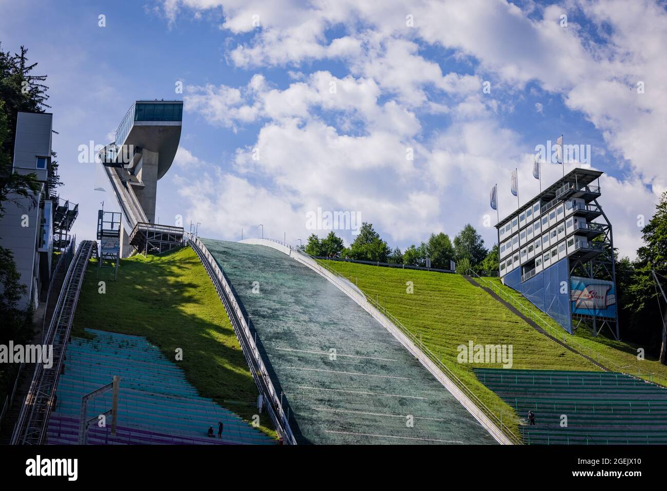 Berühmte olympische Bergisel-Schanze in Innsbruck - INNSBRUCK, ÖSTERREICH, EUROPA - 29. JULI 2021 Stockfoto