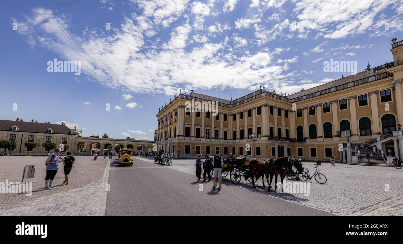 Schloss Schönbrunn in der Stadt Wien - WIEN, ÖSTERREICH, EUROPA - 1. AUGUST 2021 Stockfoto