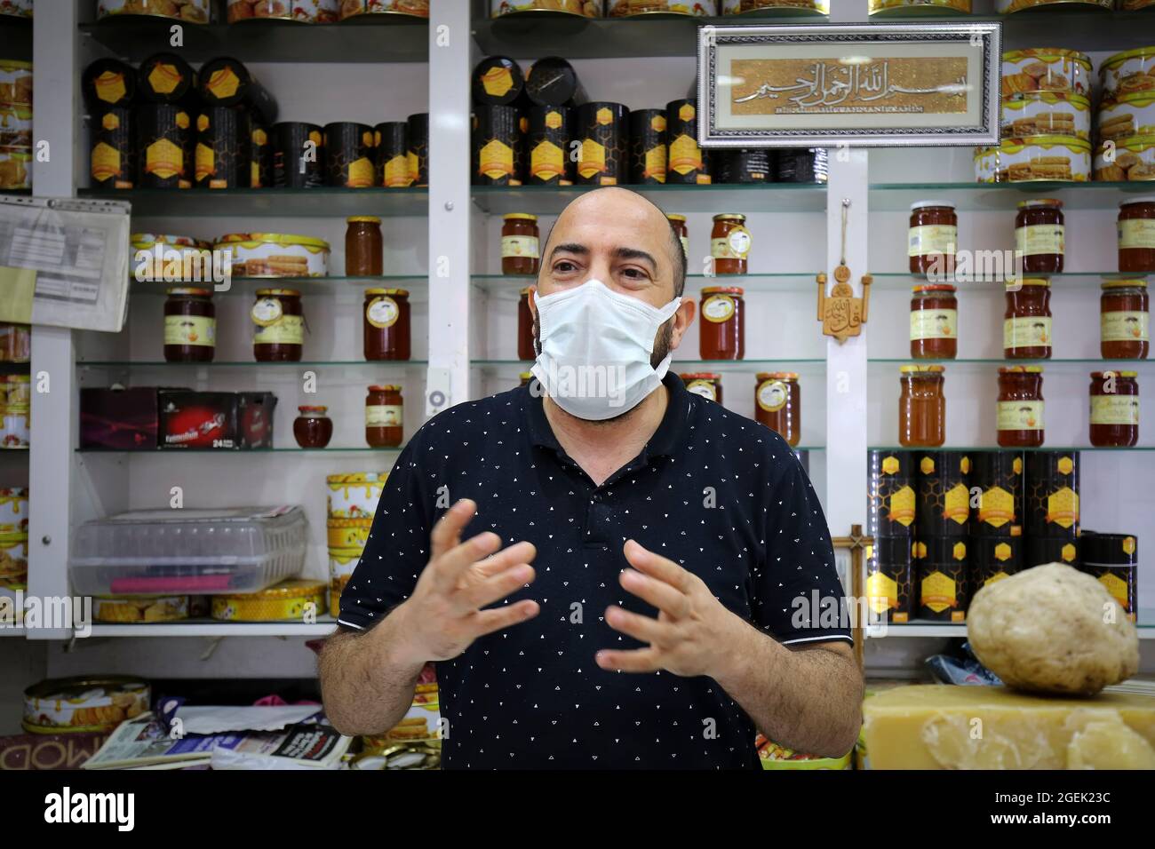 Istanbul, Türkei. August 2021. Omer Habib, ein 40-jähriger algerischer Flüchtling, der vor sechs Jahren mit seiner Frau und seinem Kind nach Istanbul kam, spricht am 18. August 2021 mit Reportern in seinem Geschäft in Istanbul, Türkei. Offizielle Zahlen zufolge leben in der Türkei mehr als 4 Millionen Flüchtlinge, darunter 3.6 Millionen Syrer. Experten glauben jedoch, dass die Zahl bei der Betrachtung von Migranten ohne Papiere viel höher ist. Quelle: Serkan/Xinhua/Alamy Live News Stockfoto