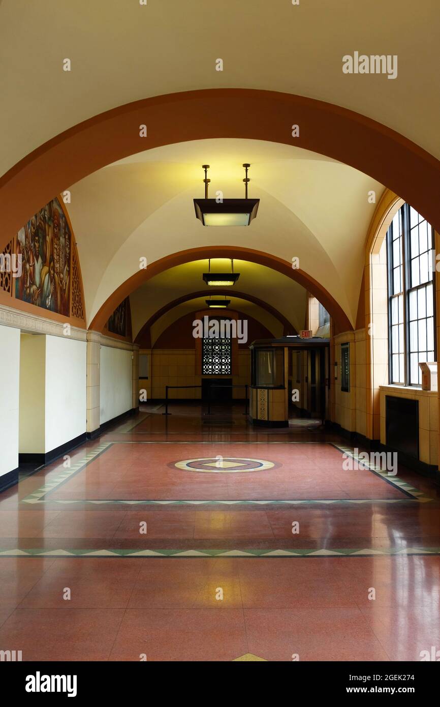 LOS ANGELES, KALIFORNIEN - 18. AUG 2021: Innenraum des Terminal Annex Building in Los Angeles, der zentralen Postverarbeitungsanlage für Los Angeles, f Stockfoto