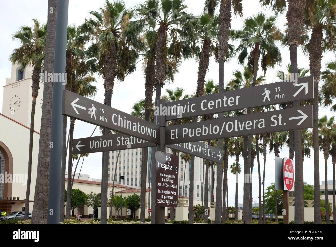 LOS ANGELES, KALIFORNIEN - 18. AUGUST 2021: Richtungsschild am Union Station in Downtown Los Angeles. Stockfoto