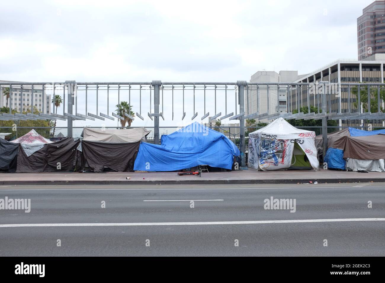 LOS ANGELES, KALIFORNIEN - 18. AUGUST 2021: Ein Obdachlosenlager an der Hauptstraße in Downtown LA. Stockfoto