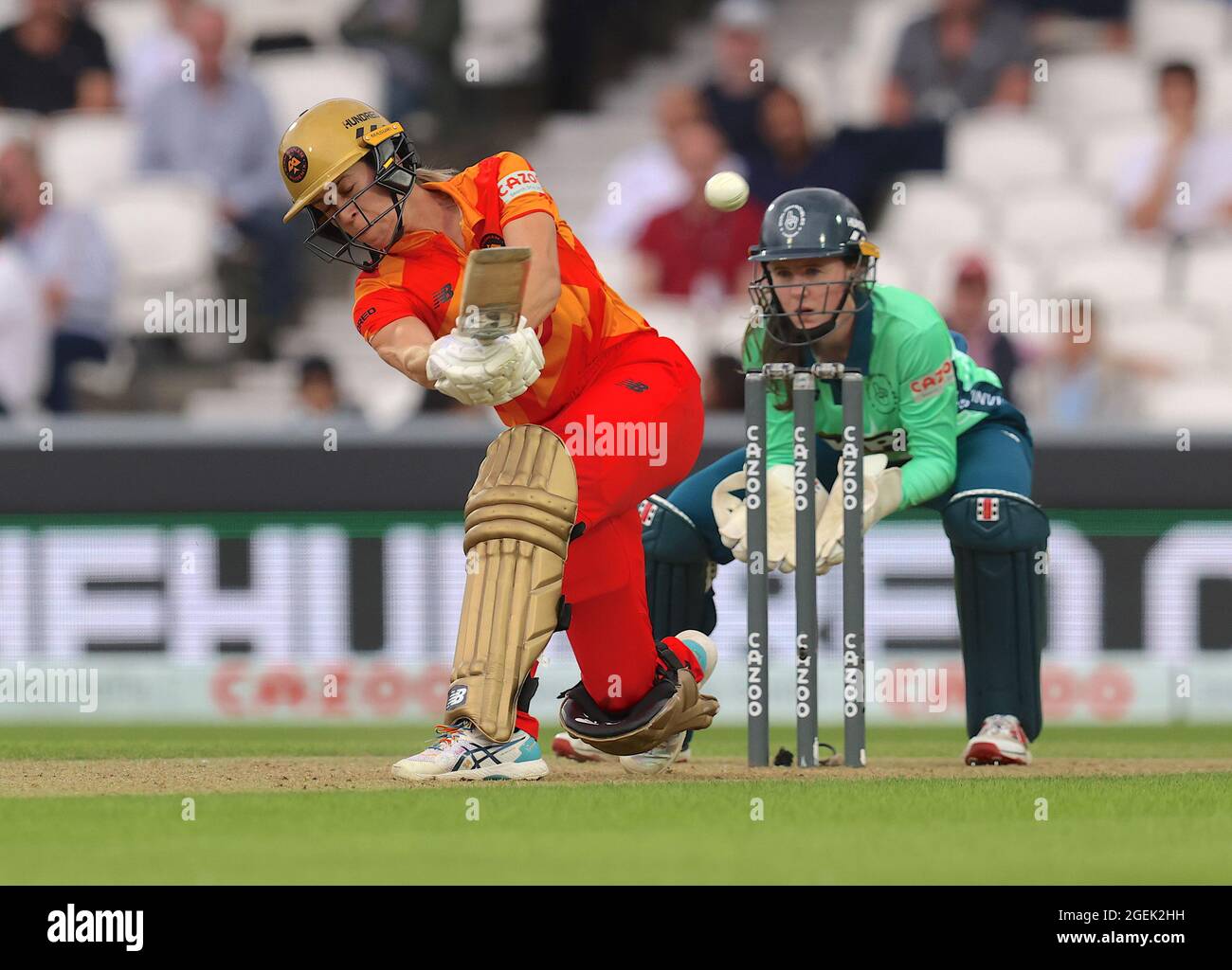 London, Großbritannien. 20. August 2021. Erin Burns von der Birmingham Phoenix schlagen, wie die Oval Invincibles gegen die Birmingham Phoenix in Eliminator der hundert Frauen Cricket Wettbewerb auf der Kia Oval. The Hundred ist ein brandneues Cricket-Format, das von der EZB eingeführt wurde. David Rowe/ Alamy Live News. Stockfoto