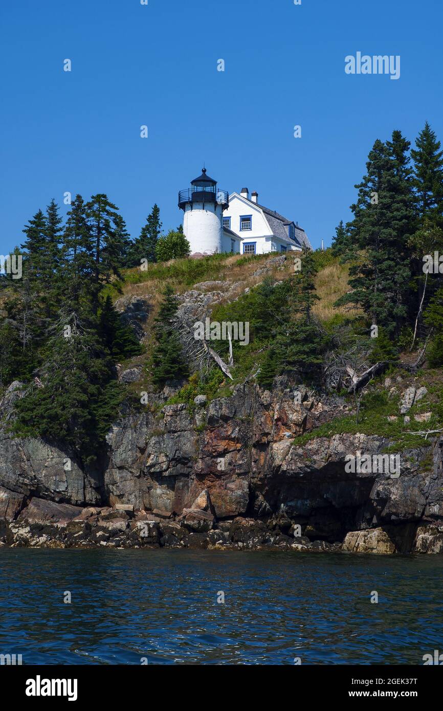 Der Leuchtturm Bear Island liegt auf felsigen Klippen, umgeben von immergrünen Pinien, im Acadia National Park in Maine. Beste Aussicht vom Wasser. Stockfoto