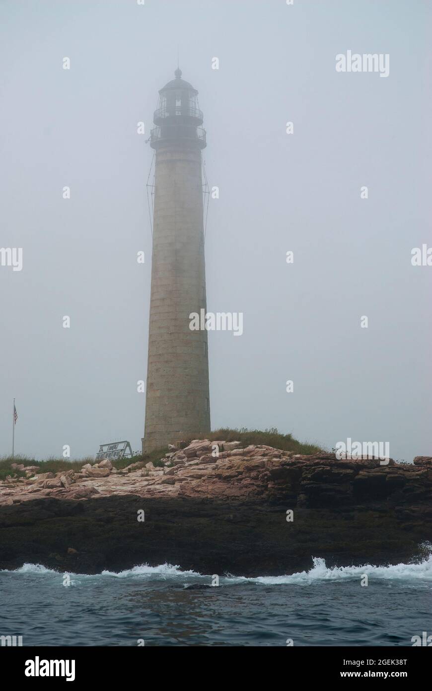 Nebel umgibt den Petit Manan Leuchtturm, den zweithöchsten Leuchtturm in Maine. Es ist Teil des Coastal Islands Wildlife Refuge für Vögel. Stockfoto