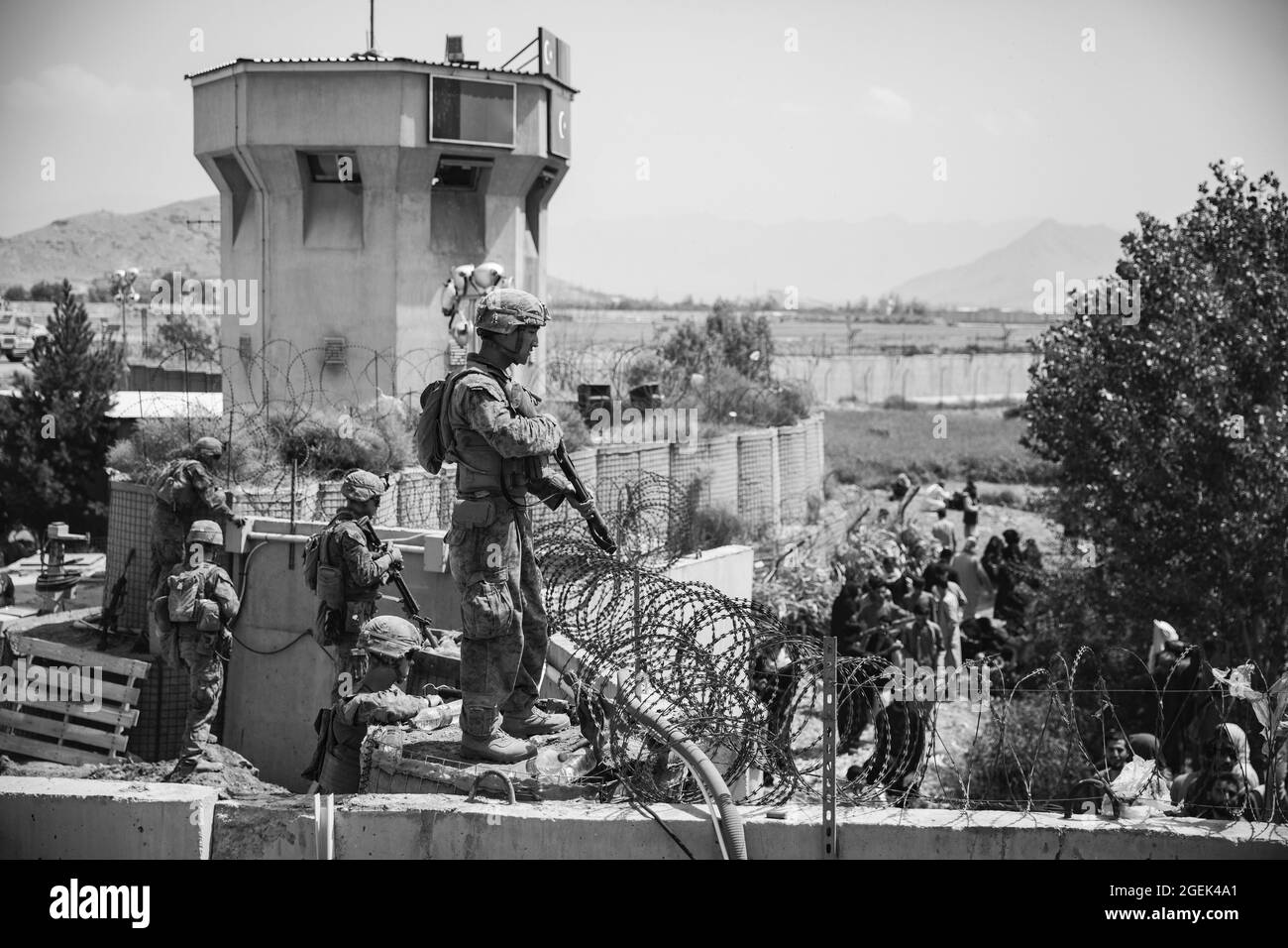 US-Marineinfanteristen unterstützen bei der Sicherheitskontrolle an einem Evakuierungskontrollpunkt während einer Evakuierung am Hamid Karzai International Airport, Kabul, Afghanistan, August 20. US-Dienstmitglieder unterstützen das Außenministerium bei einer nicht-kämpferischen Evakuierungsoperation (NEO) in Afghanistan. (USA Marine Corps Foto von Staff Sgt. Victor Mancilla) Stockfoto