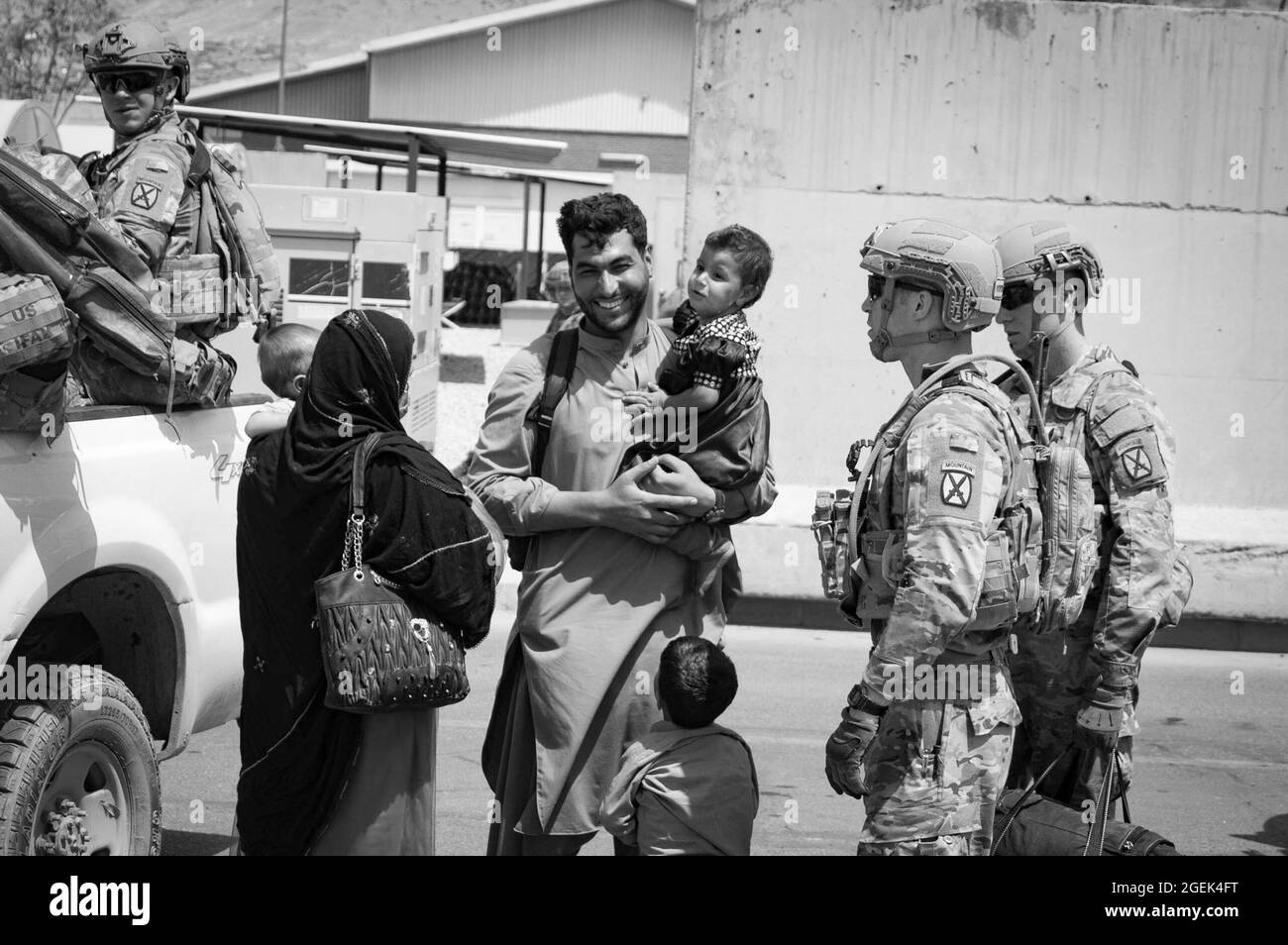 Soldaten der 10. Bergdivision eskortieren Evakuierte am Hamid Karzai International Airport, Afghanistan, August 20. US-Dienstmitglieder unterstützen das Außenministerium bei einer nicht-kämpferischen Evakuierungsoperation (NEO) in Afghanistan. (USA Marine Corps Foto von CPL. Davis Harris) Stockfoto