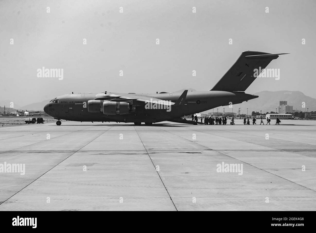 Evakuierte Personen werden während einer Evakuierung am Hamid Karzai International Airport, Kabul, Afghanistan, am 20. August in eine Boeing C-17 Globemaster III geladen. US-Dienstmitglieder und Koalitionspartner unterstützen das Außenministerium bei einer nicht-kämpferischen Evakuierungsoperation (NEO) in Afghanistan. (USA Marine Corps Foto von Sgt. Isaiah Campbell) Stockfoto