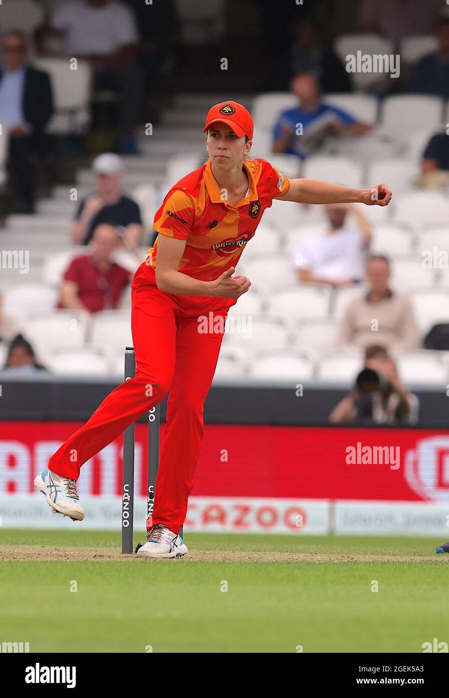 London, Großbritannien. 20. August 2021. Erin Burns of the Birmingham Phoenix Bowling als die Oval Invincibles gegen den Birmingham Phoenix in Eliminator of the Hundred Women's Cricket Wettbewerb beim Kia Oval. The Hundred ist ein brandneues Cricket-Format, das von der EZB eingeführt wurde. David Rowe/ Alamy Live News. Stockfoto