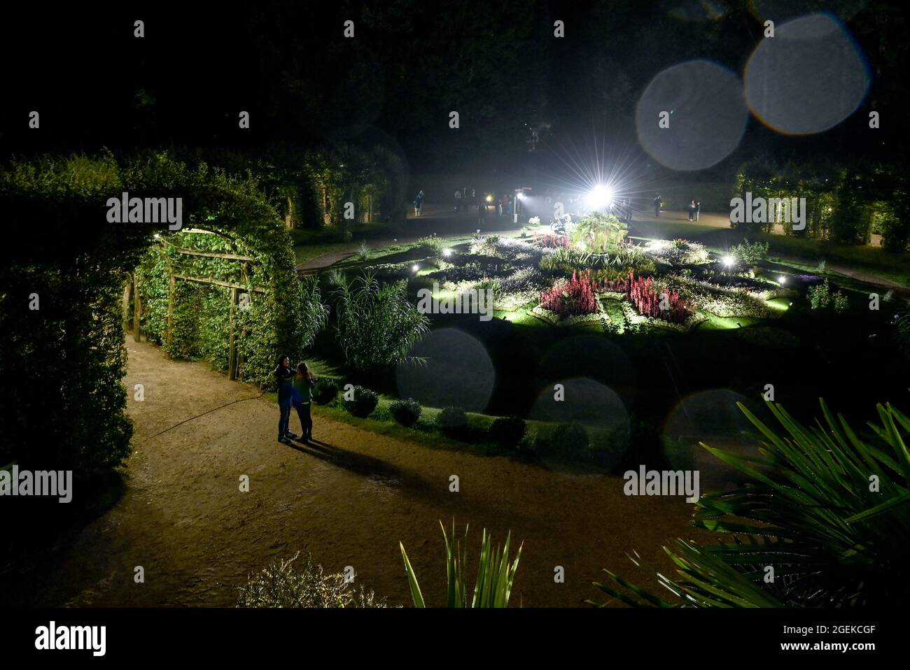 Potsdam, Deutschland. August 2021. Besucher im Park von Schloss Sanssouci während der Potsdamer Schlossnacht. Unter dem Motto "Les Rendez-Vous au Park Sanssouci" werden Konzerte, Lichtinstallationen und Inszenierungen im Ambiente des historischen Parks von Sanssouci angeboten. Kredit: Britta Pedersen/dpa-Zentralbild/dpa/Alamy Live Nachrichten Stockfoto