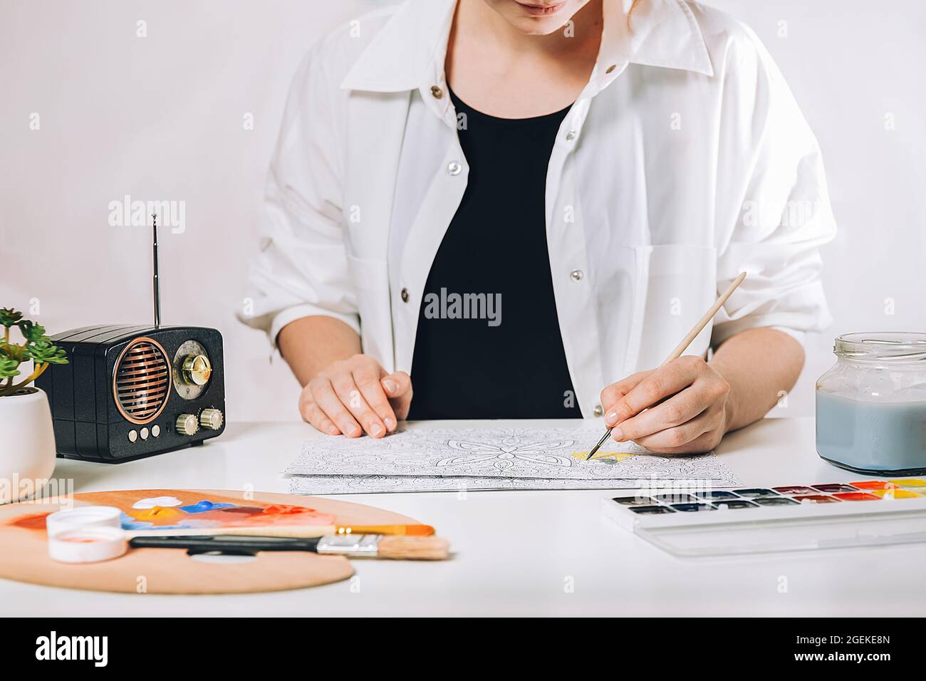 Kunsttherapie oder Selbstdarstellung für Erwachsene. Junge Frau Malseite Anti Stress Buch, geistiges Wohlbefinden und Kreativität Inspiration Ausdruck conce Stockfoto