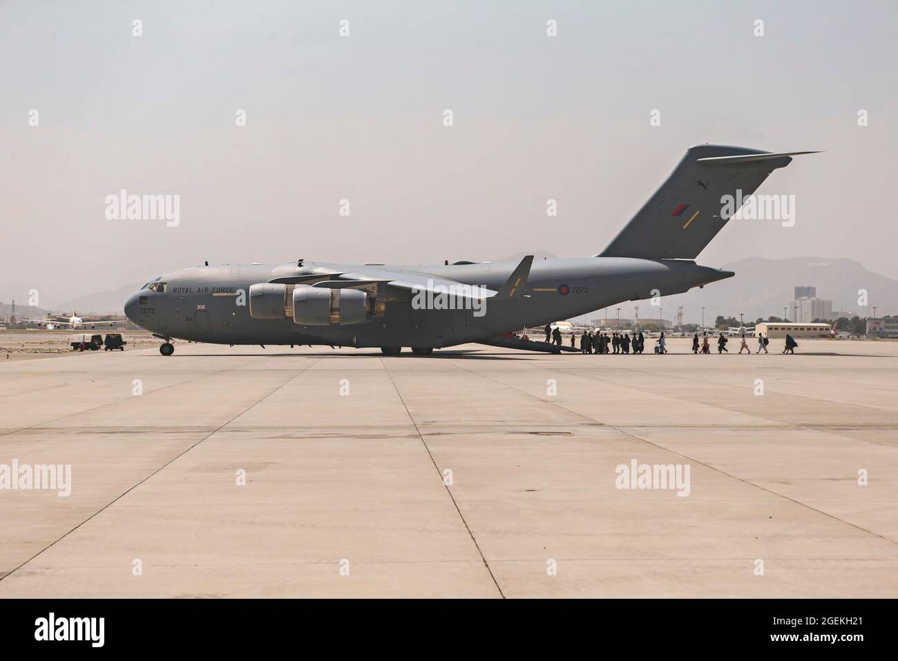 Kabul, Afghanistan. August 2021. Evakuierte besteigen ein Transportflugzeug der US Air Force C-17 Globemaster III, während sie sich auf den Abflug vom Hamid Karzai International Airport am 20. August 2021 in Kabul, Afghanistan, vorbereiten. Evakuierte werden während einer Evakuierung in Kabul, Afghanistan, am 20. August zu einer Boeing geladen. US-Dienstmitglieder und Koalitionspartner unterstützen das Außenministerium bei einer nicht-kämpferischen Evakuierungsoperation (NEO) in Afghanistan. (USA Marine Corps Foto von ) Kredit: Planetpix/Alamy Live Nachrichten Stockfoto