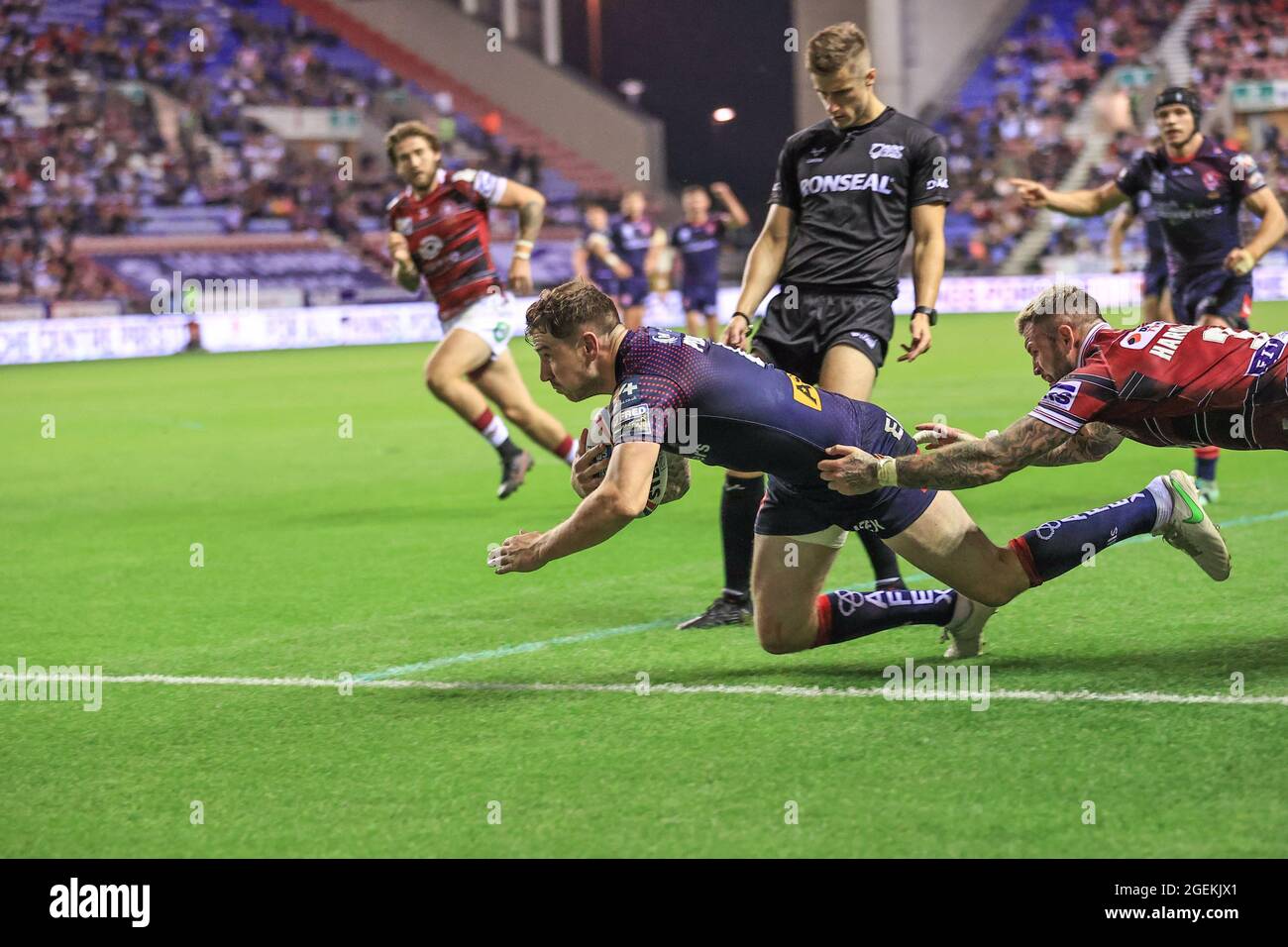 Wigan, Großbritannien. August 2021. Mark Percival (4) von St. Helens versucht es am 8/20/2021 in Wigan, Großbritannien. (Foto von Mark Cosgrove/News Images/Sipa USA) Quelle: SIPA USA/Alamy Live News Stockfoto