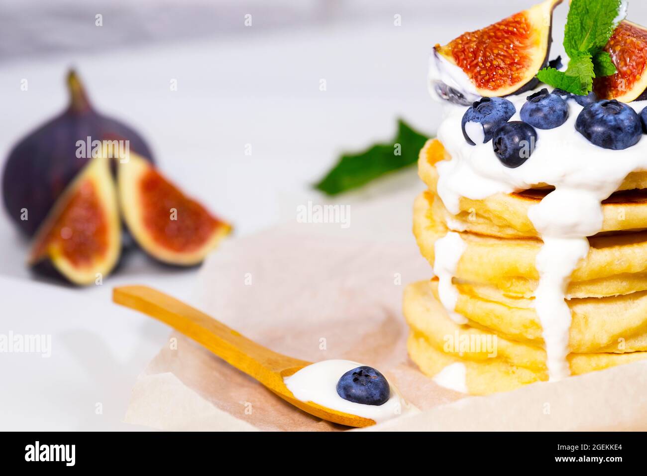 Pfannkuchen Mit Heidelbeere Feigen Joghurt Und Minze Auf Weissem Hintergrund Traditionelles Amerikanisches Gesundes Fruhstuck Veganes Essen Horizontale Auflosung Stockfotografie Alamy