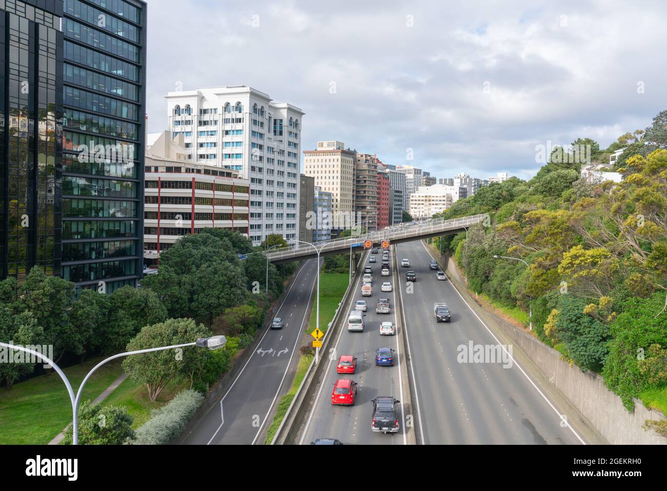 Wellington Neuseeland - Juli 30 2021; langsamer Fortschritt für Autos, die über den State Highway eine Überführung mit Bürohochhaus in die Stadt Wellington einfahren Stockfoto