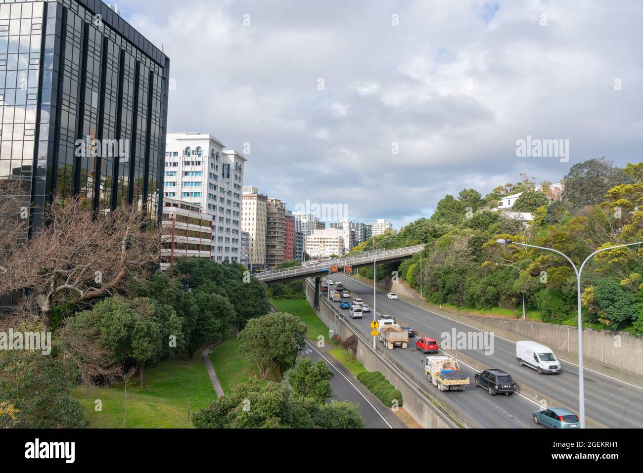 Wellington Neuseeland - Juli 30 2021; langsamer Fortschritt für Autos, die über den State Highway eine Überführung mit Bürohochhaus in die Stadt Wellington einfahren Stockfoto