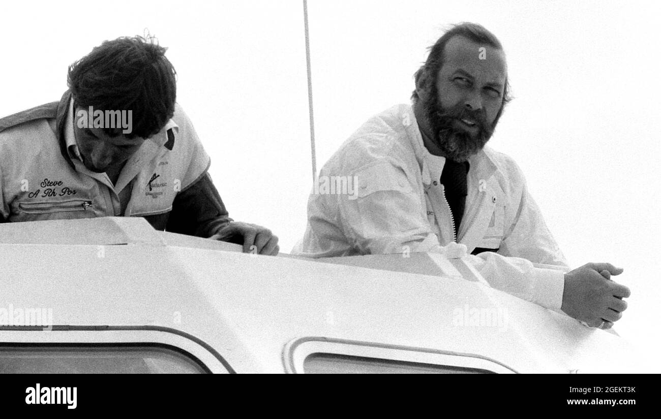 AJAXNETPHOTO. 1985. HAMBLE RIVER, SOUTHAMPTON, ENGLAND. - PRINCE DREHT SICH AUF CHALLENGER - HRH PRINZ MICHAEL VON KENT AUF DER FLUGBRÜCKE DES VIRGIN ATLANTIC CHALLENGER POWER CATAMARANS VON RICHARD BRANSON GESEHEN, ALS ER NACH DEN SOLENT-SEEVERSUCHEN IN DEN HAFEN ZURÜCKKEHRTE. FOTO;JONATHAN EASTLAND/AJAX REF:1985 21A 13 Stockfoto