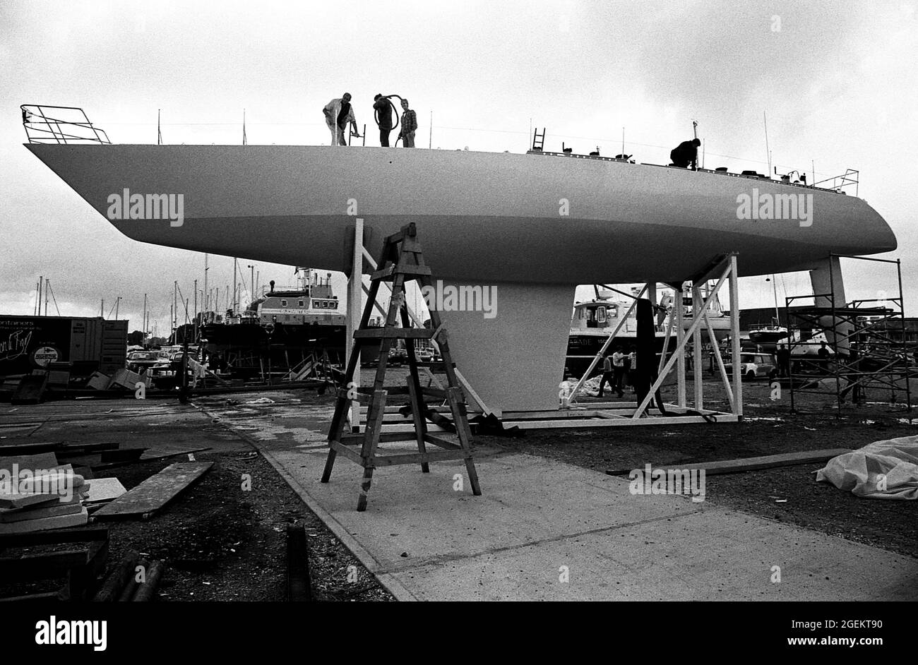 AJAXNETPHOTO. AUGUST 1985. SWANWICK, ENGLAND. - RENNEN UM DIE REPARATUR VON YACHT - SIMON LE BON'S DRUM BEI A.H. MOODY'S BOATYARD WIRD NACH IHREM KENTERN VOR DER KÜSTE VON DEVON REPARIERT, ALS DIE YACHT AUF DER ERSTEN ETAPPE DES 605 MEILEN LANGEN RENNENS ZUM FASTNET ROCK IHREN KIEL VERLOR. DIE GESAMTE DRUM'S-CREW WURDE GERETTET. DRUM IST BEIM BEVORSTEHENDEN WHITBREAD-WELTRENNEN AM START. FOTO: JONATHAN EASTLAND/AJAX. REF:1985 2 15 Stockfoto