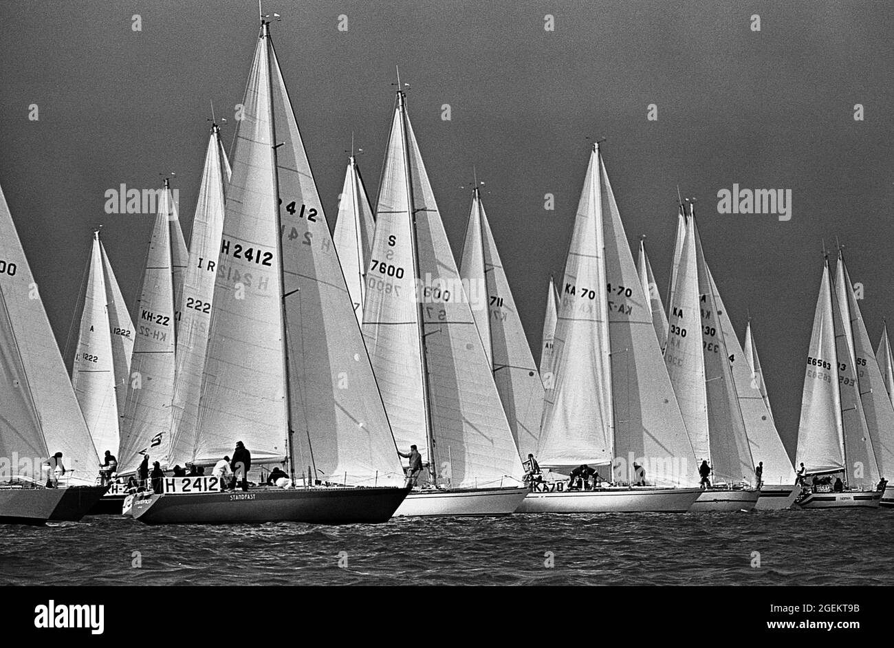 AJANETPHOTO. 1977. SOLENT, ENGLAND. - ADMIRAL'S CUP FLOTTE - MASSIERTE SEGEL ZU BEGINN EINES KÜSTENRENNENS. FOTO: JONATHAN EASTLAND/AJAX REF:770408 6A 18 Stockfoto