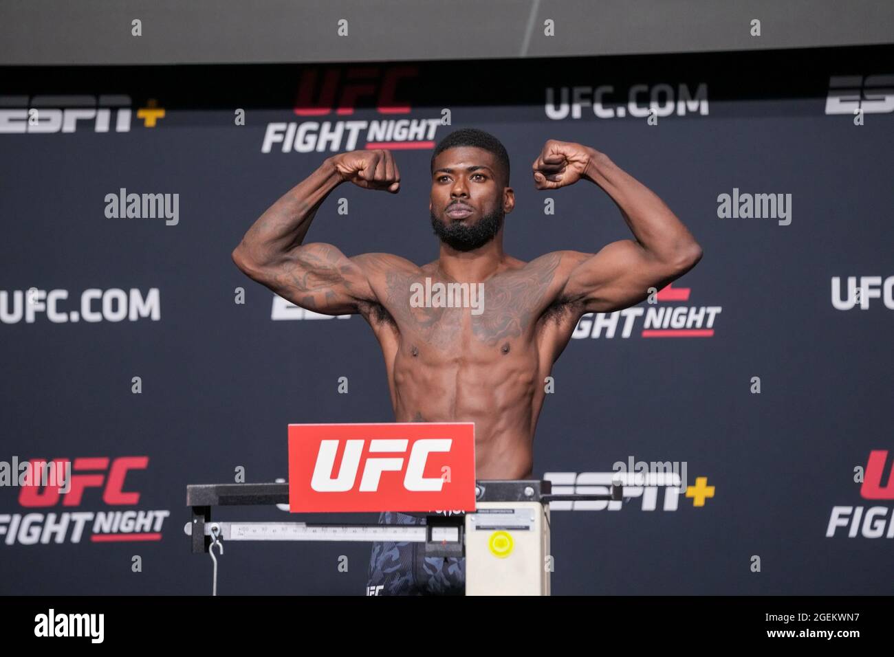 Las Vegas, USA. August 2021. LAS VEGAS, NV - 20. AUGUST: Trevin Jones tritt bei der UFC Apex für die UFC Fight Night - Vegas 34 - die Einwaage am 20. August 2021 in Las Vegas, NV, USA, auf die Skala für die offiziellen Einwaagen. (Foto von Louis Grasse/PxImages) Credit: Px Images/Alamy Live News Stockfoto