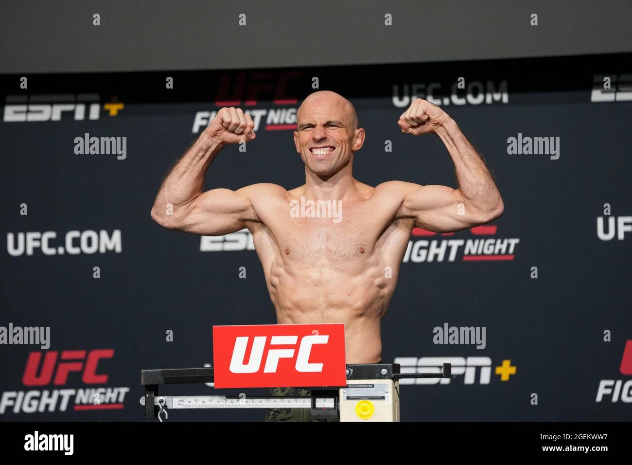 Las Vegas, USA. August 2021. LAS VEGAS, NV - 20. AUGUST: Mark Madsen tritt bei der UFC Apex für die UFC Fight Night - Vegas 34 - die Einwaage am 20. August 2021 in Las Vegas, NV, USA, auf die Skala für die offiziellen Einwaagen. (Foto von Louis Grasse/PxImages) Credit: Px Images/Alamy Live News Stockfoto