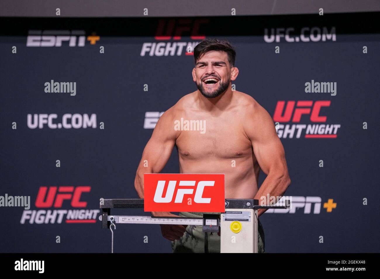 Las Vegas, USA. August 2021. LAS VEGAS, NV - 20. AUGUST: Kelvin Gastelum tritt am 20. August 2021 in Las Vegas, NV, USA, auf die Skala für die offiziellen Wägeeinwaagen bei UFC Apex für die UFC Fight Night - Vegas 34 - Wägeeinwaagen. (Foto von Louis Grasse/PxImages) Credit: Px Images/Alamy Live News Stockfoto