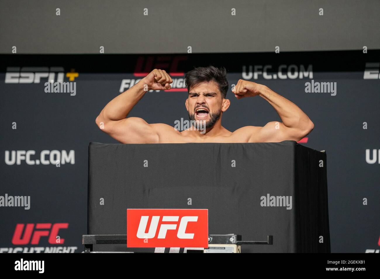 Las Vegas, USA. August 2021. LAS VEGAS, NV - 20. AUGUST: Kelvin Gastelum tritt am 20. August 2021 in Las Vegas, NV, USA, auf die Skala für die offiziellen Wägeeinwaagen bei UFC Apex für die UFC Fight Night - Vegas 34 - Wägeeinwaagen. (Foto von Louis Grasse/PxImages) Credit: Px Images/Alamy Live News Stockfoto