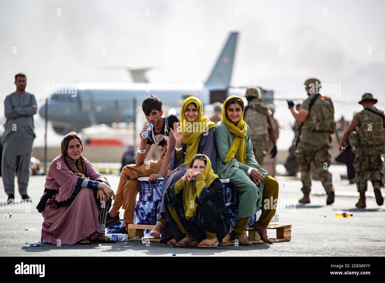 Evakuierte Kinder warten auf den nächsten Flug, nachdem sie am Hamid Karzai International Airport am 19. August manifestiert wurden. US-Dienstmitglieder unterstützen das Außenministerium bei einer nicht-kombatanten Evakuierungsoperation (NEO) in Afghanistan. (USA Marine Corps Foto von 1st Seal. Mark Andries) Stockfoto