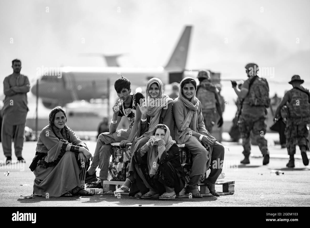 Evakuierte Kinder warten auf den nächsten Flug, nachdem sie am Hamid Karzai International Airport am 19. August manifestiert wurden. US-Dienstmitglieder unterstützen das Außenministerium bei einer nicht-kombatanten Evakuierungsoperation (NEO) in Afghanistan. (USA Marine Corps Foto von 1st Seal. Mark Andries) Stockfoto