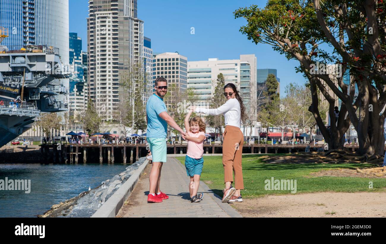 Mama Papa und Sohn lieben zusammen entspannen. Adoption und Nächstenliebe. Familientag. Freundschaft. Stockfoto