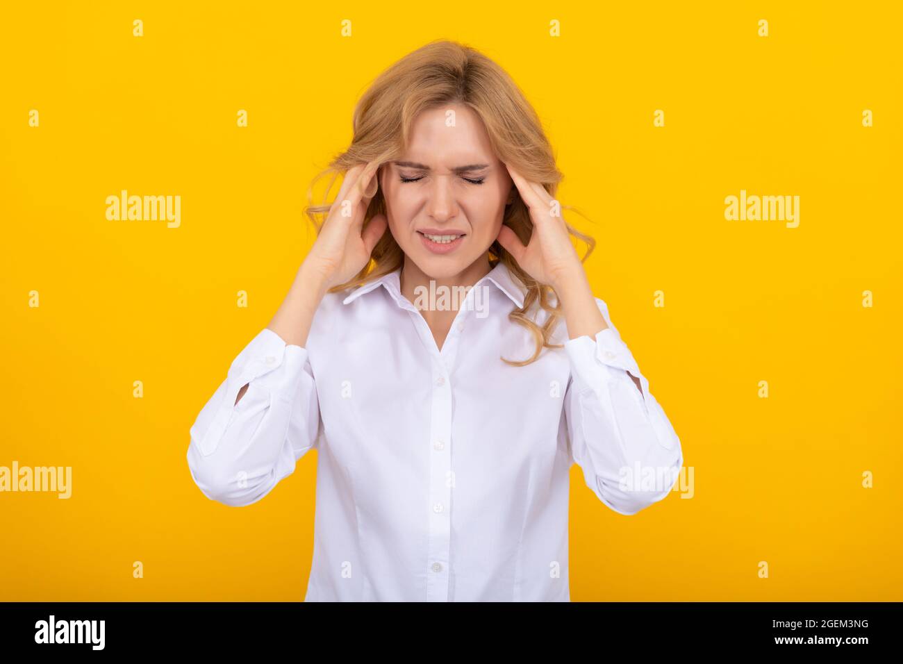 Umgang mit Migräne am Arbeitsplatz. Die Chefin leidet unter Kopfschmerzen. Migräneanfall. Kopfschmerz Stockfoto