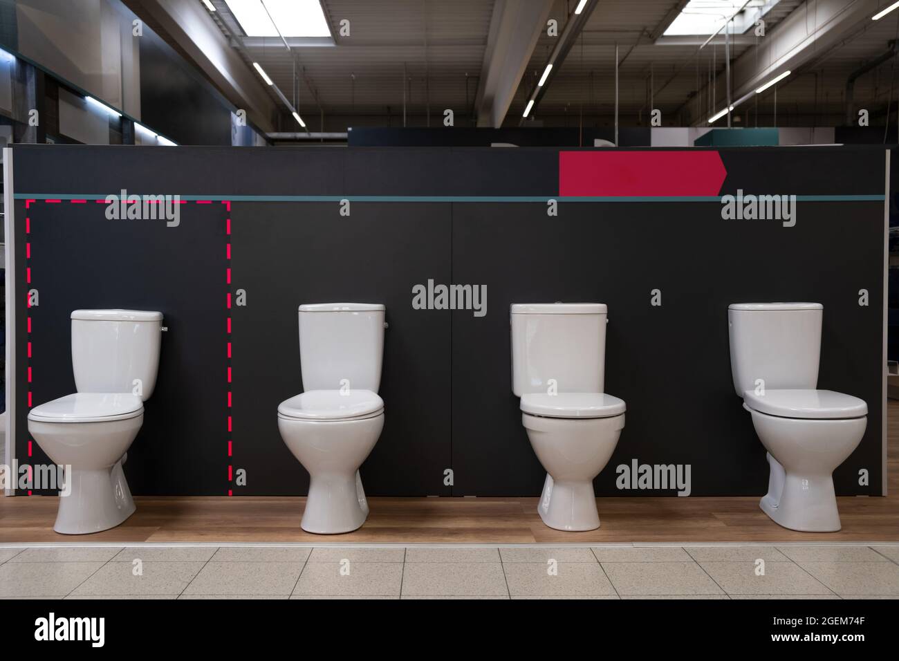 Eine Auswahl an neuen modernen weißen Keramik-Toilettenschüsseln Sitz in  einem Baumarkt, WC Choice Sanitär-Konzept Stockfotografie - Alamy