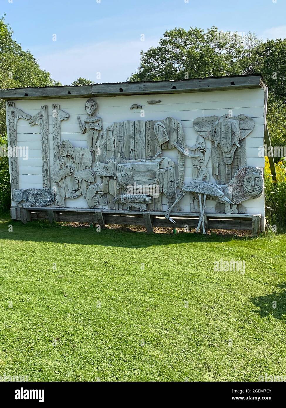Diese Skulptur mit dem Titel Animal Relief on side of Shed wurde vom amerikanischen Künstler Bernard Langlais geschaffen und befindet sich im Langlais Sculpture Preserve in Cushing, Maine. Bernard Langlais (1921 - 1977) war gebürtiger Maine und hatte bis zu seinem Tod im Alter von 56 Jahren ein Studio in Cushing, Maine, unterhalten. Sein künstlerisches Interesse entwickelte er an der Corcoran School of Art in Washington DC und der Skowhegan School of Painting and Sculpture. Stockfoto