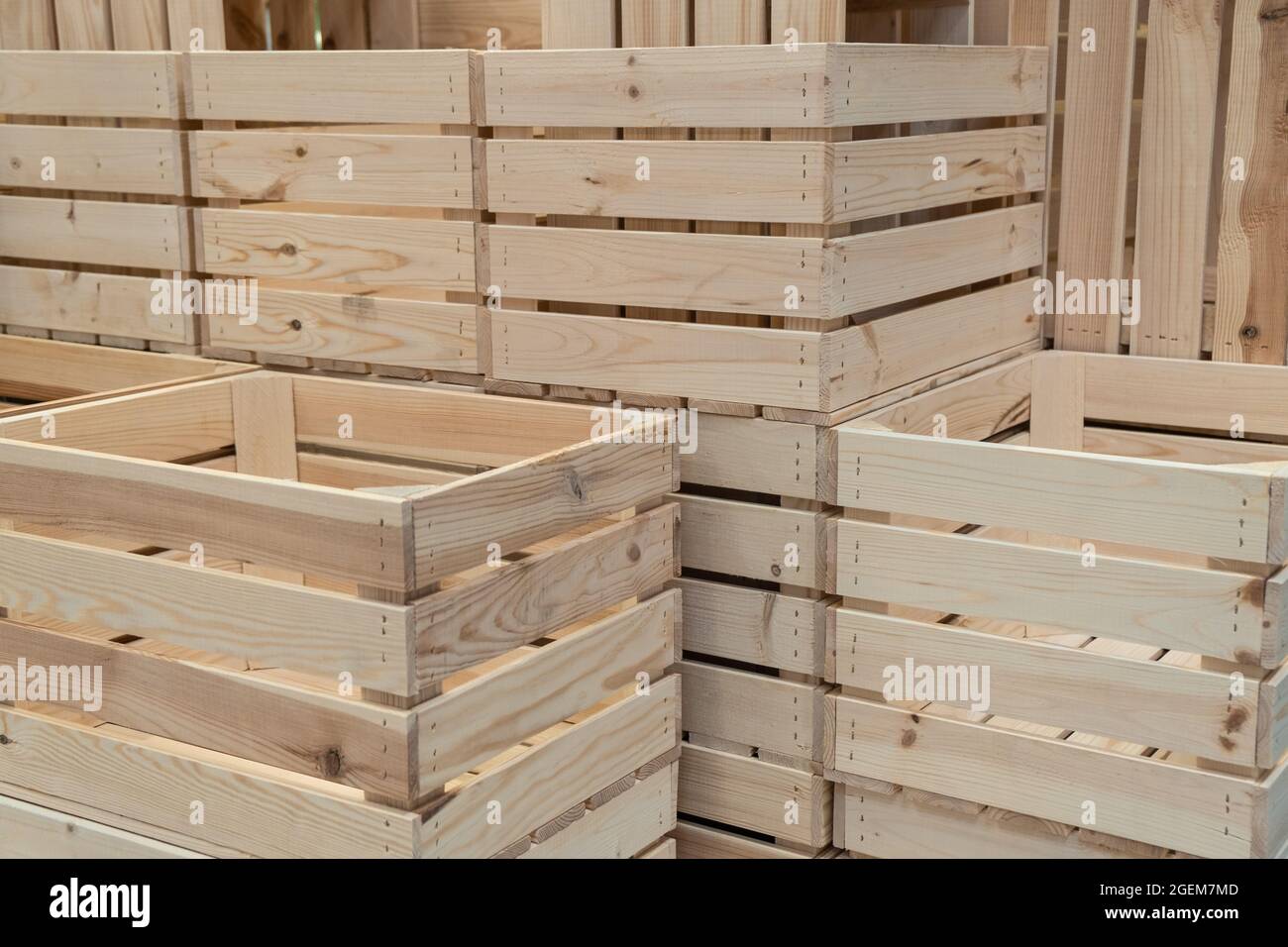 Leere Holzkisten Container Kisten für die Ernte. Gestapelte Lagerkisten aus  Holz in Reihe. Hintergrund Stockfotografie - Alamy