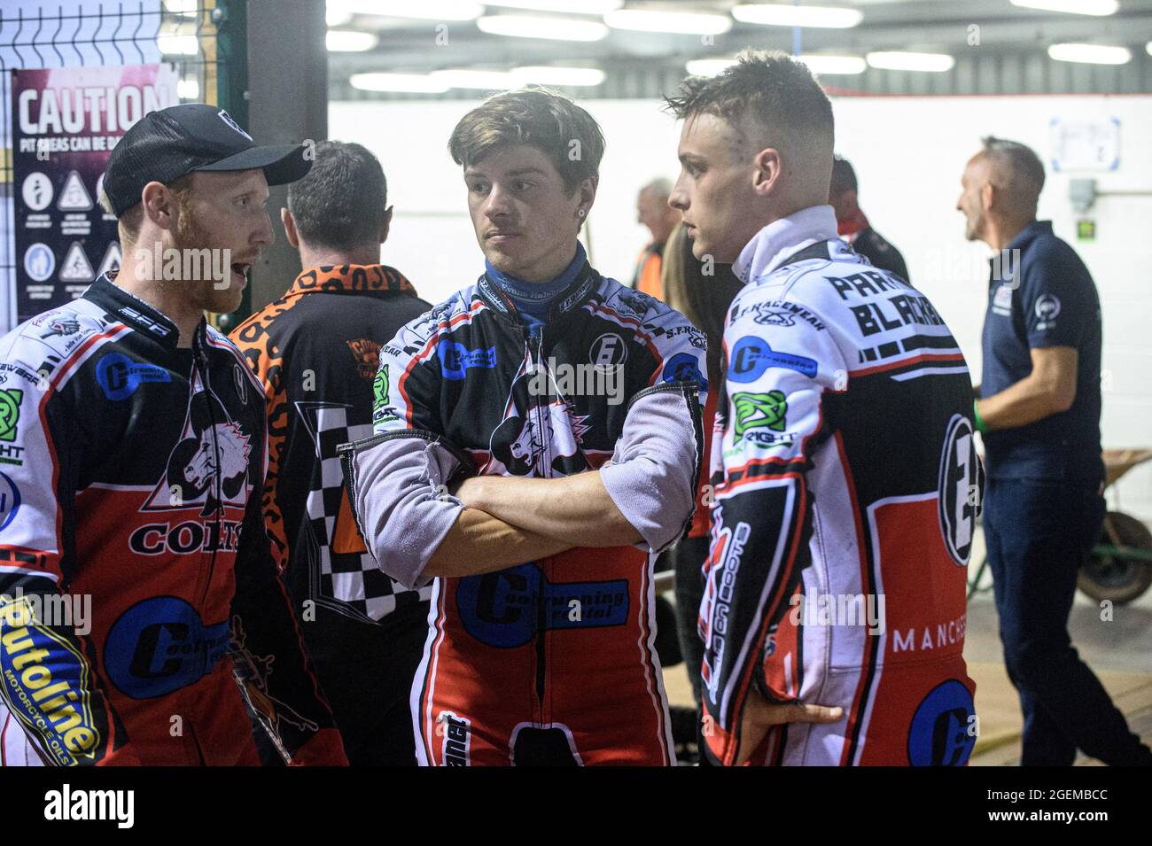 Manchester, Großbritannien. 20. August 2021. (l-r) Belle Vue Cool Running Colts Paul Bowen, Connor Coles und Jack Parkinson-Blackburn im Gespräch während des Spiels der National Development League zwischen Belle Vue Aces und Armadale Devils am Freitag, den 20. August 2021 im National Speedway Stadium in Manchester. (Kredit: Ian Charles | MI News) Kredit: MI News & Sport /Alamy Live News Stockfoto