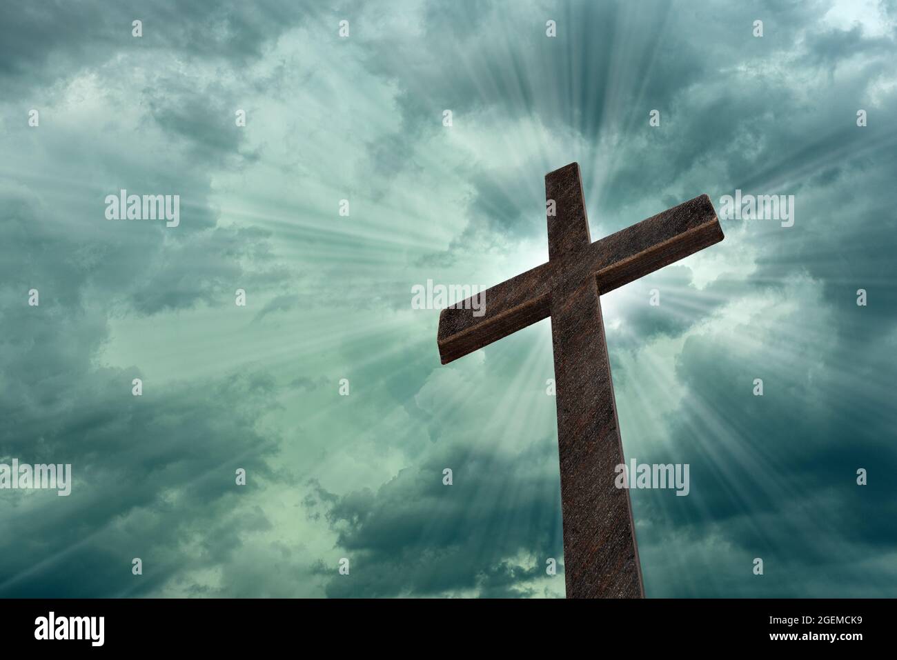 Dramatisches Bild, das ein religiöses Kirchenkreuz zeigt, eingerahmt von einem Himmel aus hellen Lichtstrahlen, die das Kommen des Herrn zeigen. Speicherplatz kopieren, der am Th Stockfoto