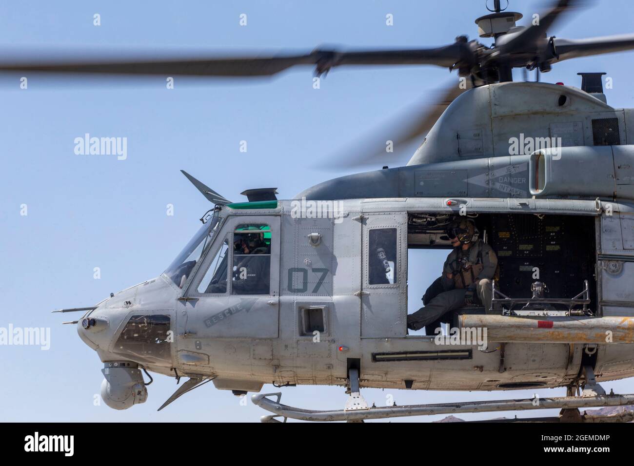 Die Midshipmen Kelly Martineau fliegt ein Bell UH-1Y Gift auf der Marine Corps Air Station Camp Pendleton, Kalifornien, 11. August 2021. Midshipmänner der Naval Academy wurden eine Woche lang an HMLA-267, 3. Marine Aircraft Wing, befestigt, um sie der Marine-Flotte vorzustellen. Dies ist eine Möglichkeit, dass das Marine Corps und die Marine die Integration einführen. Martineau stammt aus Charles Town, West Virginia. (USA Marine Corps Foto von Lance CPL. Kerstin Roberts) Stockfoto