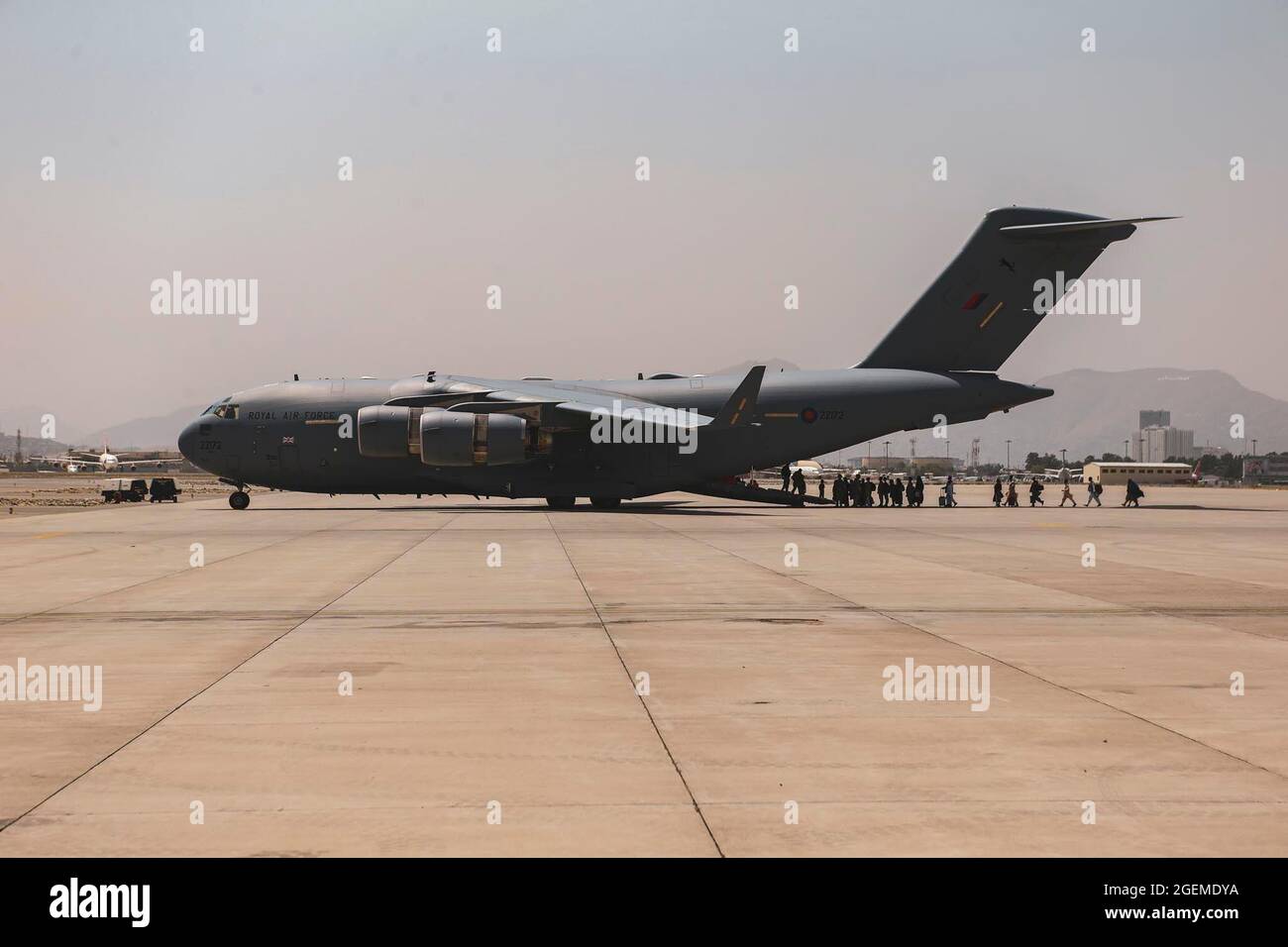 Evakuierte Personen werden während einer Evakuierung am Hamid Karzai International Airport, Kabul, Afghanistan, am 20. August in eine Boeing C-17 Globemaster III geladen. US-Dienstmitglieder und Koalitionspartner unterstützen das Außenministerium bei einer nicht-kämpferischen Evakuierungsoperation (NEO) in Afghanistan. (USA Marine Corps Foto von Sgt. Isaiah Campbell) Stockfoto