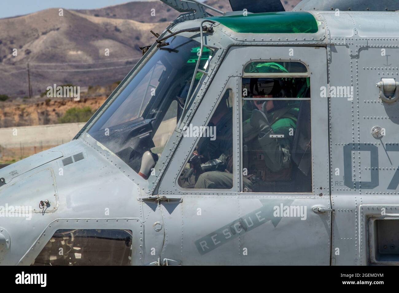 Midshipman Megan Logan zeigt sich begeistert, als sie sich auf den Start mit einem UH-1Y Venom Hubschrauber von der Marine Corps Air Station Camp Pendleton, Kalifornien, vorbereitet, 11. August 2021. Midshipmen von der U.S. Naval Academy verbrachten eine Woche mit Marineinfanteristen vom Marine Light Attack Helicopter Squadron 267, Marine Aircraft Group 39, 3rd Marine Aircraft Wing, um mehr über das Leben in der Fleet Marine Force zu erfahren. Logan stammt aus Scituate, Massachusetts. (USA Marine Corps Foto von Lance CPL. Kerstin Roberts) Stockfoto